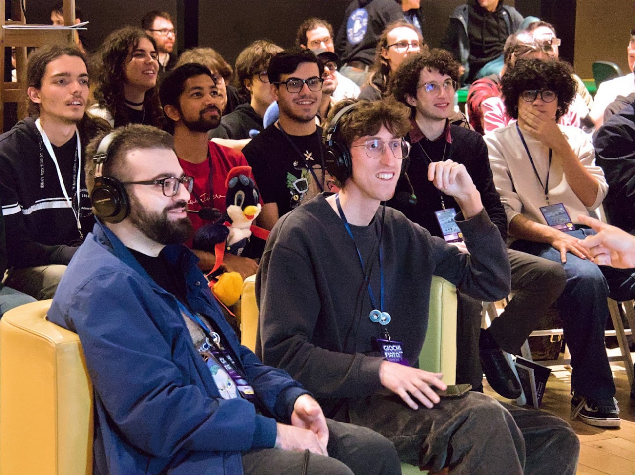 Il pubblico di Giochi d'un Fiato osserva uno schermo che non si vede in piena suspense
